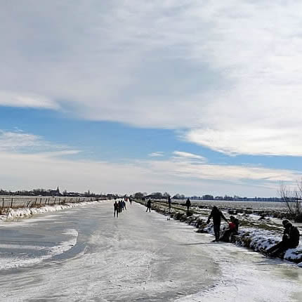 IJsbaan en wandelpad (rechts) richting Polsbroek