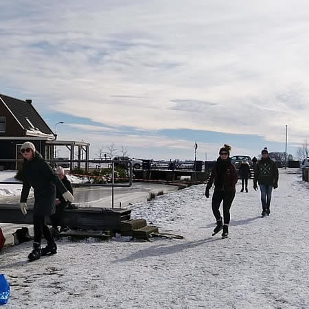 Klunende familie in Polsbroek