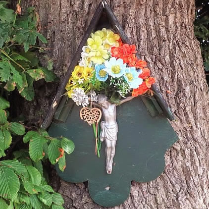 Klein houten boomkruis in kapelletjes vorm