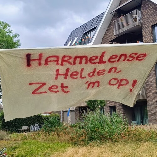 Het spandoek voor alle Harmelense Helden