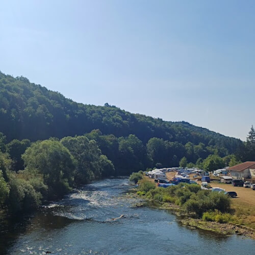 Camping Wies-Neu ligt direct aan de S&ucirc;re met aan de overkant het Bollendorfer Felsenwald