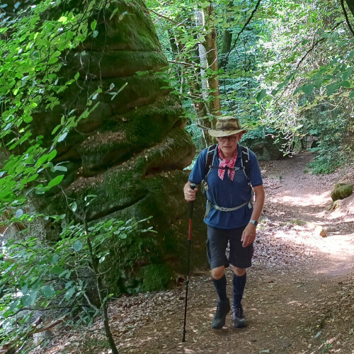 Wandelen tussen de rotspartijen