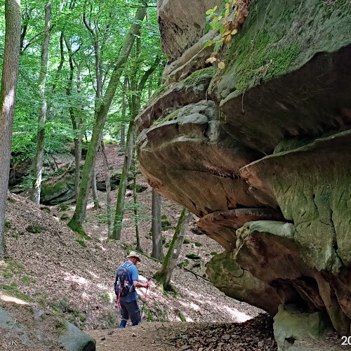 Overhangende rotsen