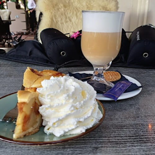 Appeltaart met slagroom bij De Zwarte Boer Appeltaart met slagroom bij De Zwarte Boer
