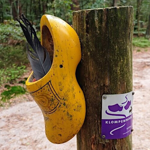 De klomp hoort erbij op het klompenpad De klomp hoort erbij op het klompenpad