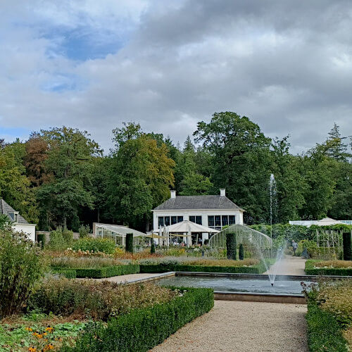 Tuin en voormalig koetshuis van landgoed Staverden Tuin en voormalig koetshuis van landgoed Staverden