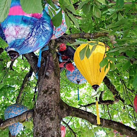 Wensboom versierd met kleurrijke lampionnen en Chinese lantaarns aan de Rue du Saint-Esprit (Heilige Geeststraat). Schrijf je wens op een kaartje en hang dat in de boom zodat je wens uitkomt. Wensboom versierd met kleurrijke lampionnen en Chinese lantaarns aan de Rue du Saint-Esprit (Heilige Geeststraat). Schrijf je wens op een kaartje en hang dat in de boom zodat je wens uitkomt.