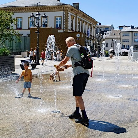Fontein op het plein: spelen met water is altijd leuk Fontein op het plein: spelen met water is altijd leuk