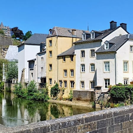 Rivier de Alzette stroomt door de wijk Grund Rivier de Alzette stroomt door de wijk Grund