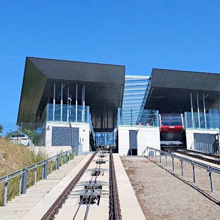 We gaan als laatste nog even heen en gelijk terug met de Kabelspoorbaan van Pfaffenthal naar Kirchberg We gaan als laatste nog even heen en gelijk terug met de Kabelspoorbaan van Pfaffenthal naar Kirchberg