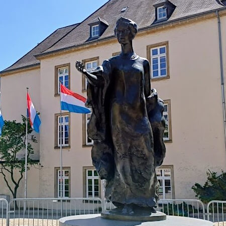 Monument van groothertogin Charlotte op het Place de Clairefontaine Monument van groothertogin Charlotte op het Place de Clairefontaine