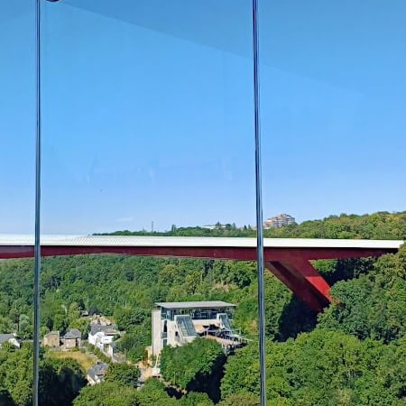 Uitzicht op de rode brug vanuit de Pfaffenthal lift Uitzicht op de rode brug vanuit de Pfaffenthal lift