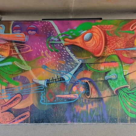 Kleurrijke mural vol surrealistische figuren en dieren, gesigneerd door de Franse Street Art kunstenaar Alëxone Dizac - Open-Art Gallery Kleurrijke mural vol surrealistische figuren en dieren, gesigneerd door de Franse Street Art kunstenaar Alëxone Dizac - Open-Art Gallery