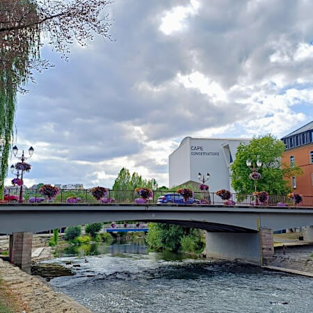 Het kunstwerk van Eric Mangen vind je onder de pijlers van deze brug. Op de fiets goed te zien. Het kunstwerk van Eric Mangen vind je onder de pijlers van deze brug. Op de fiets goed te zien.