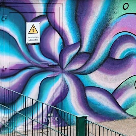 In 2022 hebben de twee jonge lokale kunstenaars (Déborah Eiro Dacal & Daniel Prettenhoffer) dit transformatorstation verfraaid In 2022 hebben de twee jonge lokale kunstenaars (Déborah Eiro Dacal & Daniel Prettenhoffer) dit transformatorstation verfraaid