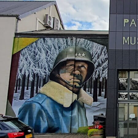 De voorgevel van het Patton Museum De voorgevel van het Patton Museum
