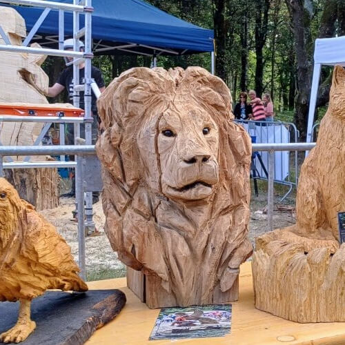 Houtsculpturen op het houthakkersfeest