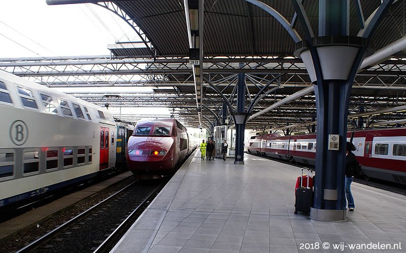 De trein uit Brussel vertrekt naar Parijs